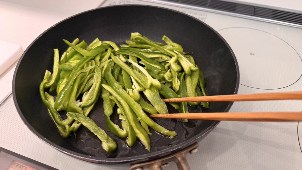 zennoh_food's tweet image. あと一品おかずが欲しい…そんな時はピーマンとちくわをさっと炒めてきんぴらにしてしまうのはどうでしょう?🫑🫑🫑
細切りにしたピーマンとちくわをごま油でさっと炒めて味付けはお醤油とおかかでシンプルに✨お手軽だけどちゃんと美味しい一品です😋
