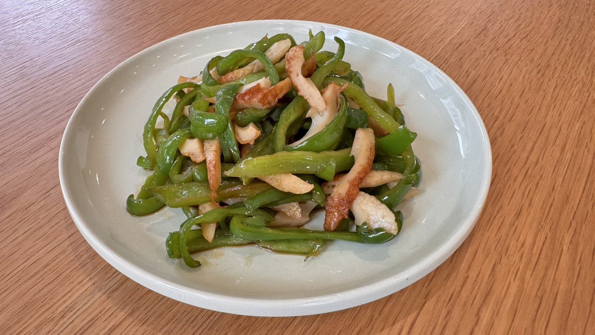 zennoh_food's tweet image. あと一品おかずが欲しい…そんな時はピーマンとちくわをさっと炒めてきんぴらにしてしまうのはどうでしょう?🫑🫑🫑
細切りにしたピーマンとちくわをごま油でさっと炒めて味付けはお醤油とおかかでシンプルに✨お手軽だけどちゃんと美味しい一品です😋