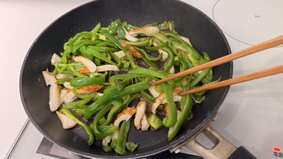 zennoh_food's tweet image. あと一品おかずが欲しい…そんな時はピーマンとちくわをさっと炒めてきんぴらにしてしまうのはどうでしょう?🫑🫑🫑
細切りにしたピーマンとちくわをごま油でさっと炒めて味付けはお醤油とおかかでシンプルに✨お手軽だけどちゃんと美味しい一品です😋