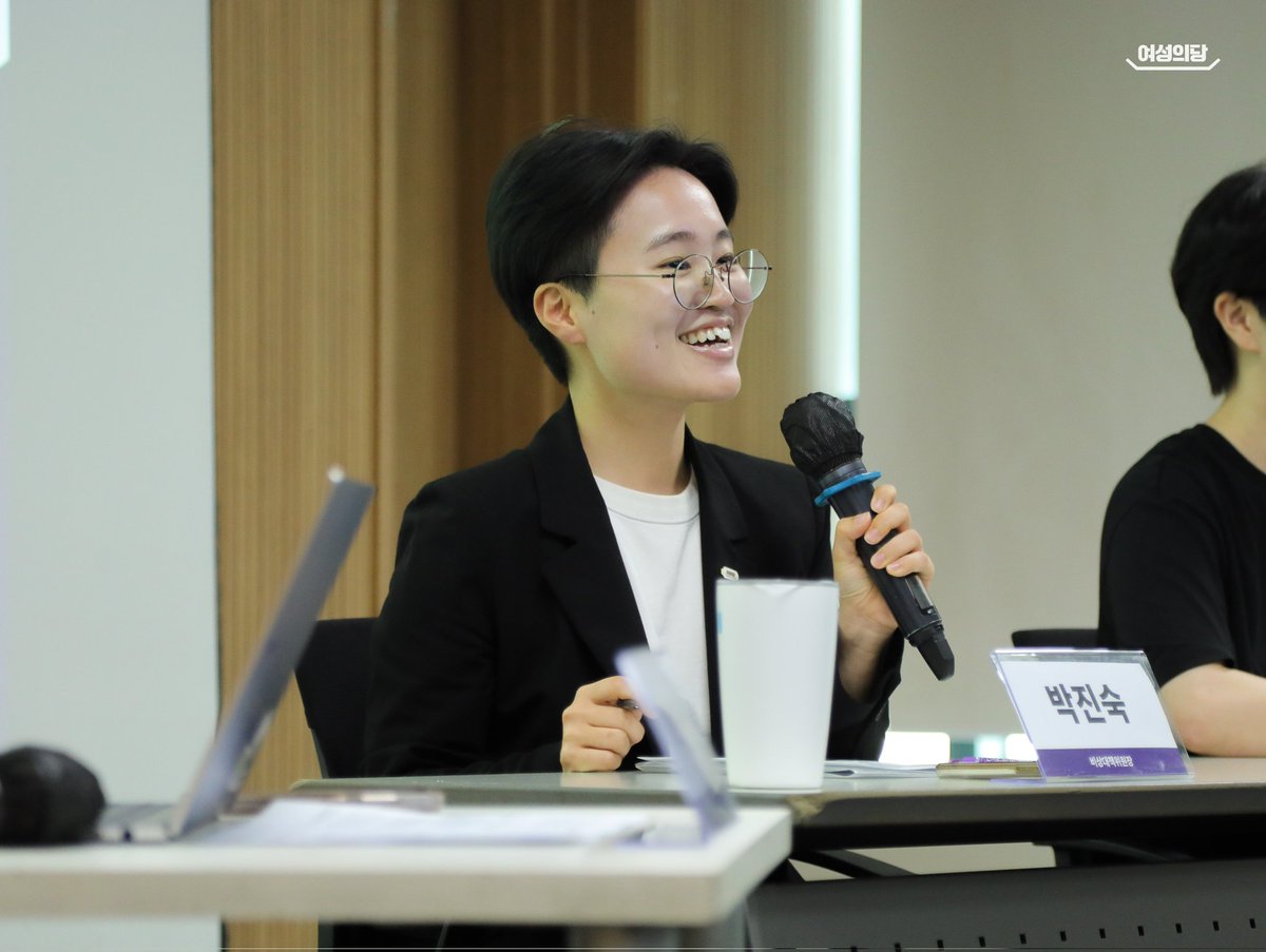 여성의당은 지난 6월 1일, <여자 빠진 대선판에 여성 정치 밀어넣기>를 주제로 세미나를 개최하였습니다. 

이번 세미나는 대선과 같은 주요 정치 국면에서도 여성의 삶과 요구가 주요 의제로 다뤄지지 않는 현실, 그리고 여성이 구조적으로 배제되어 온 정치 환경에 대한 문제의식에서 출발했습니다.