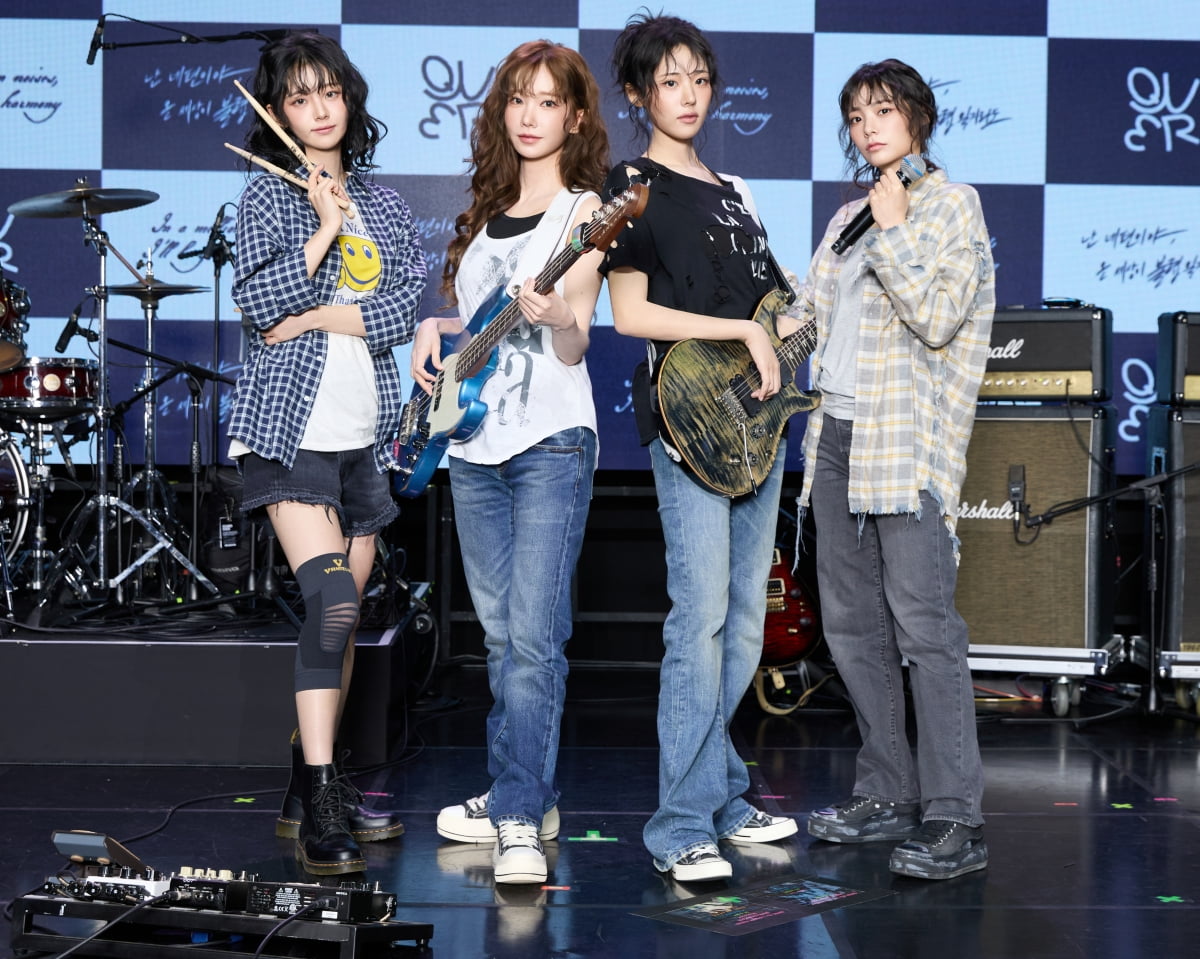 tenasia_'s tweet photo. [종합] '컴백' QWER, K팝 속 'Q팝' 만들겠다 선언…"하나의 장르 되고파"
K-Pop Band QWER Aims to Establish 'Q-Pop' as a New Genre with Latest Comeback

https://t.co/mE9bFQh0E4 (한국어)
https://t.co/GOtxCq3eBI (ENG)

#QWER(@official_QWER) 
#beyourharmony #3rdMiniAlbum
#MediaShowcase https://t.co/vbkEMg3gsO
