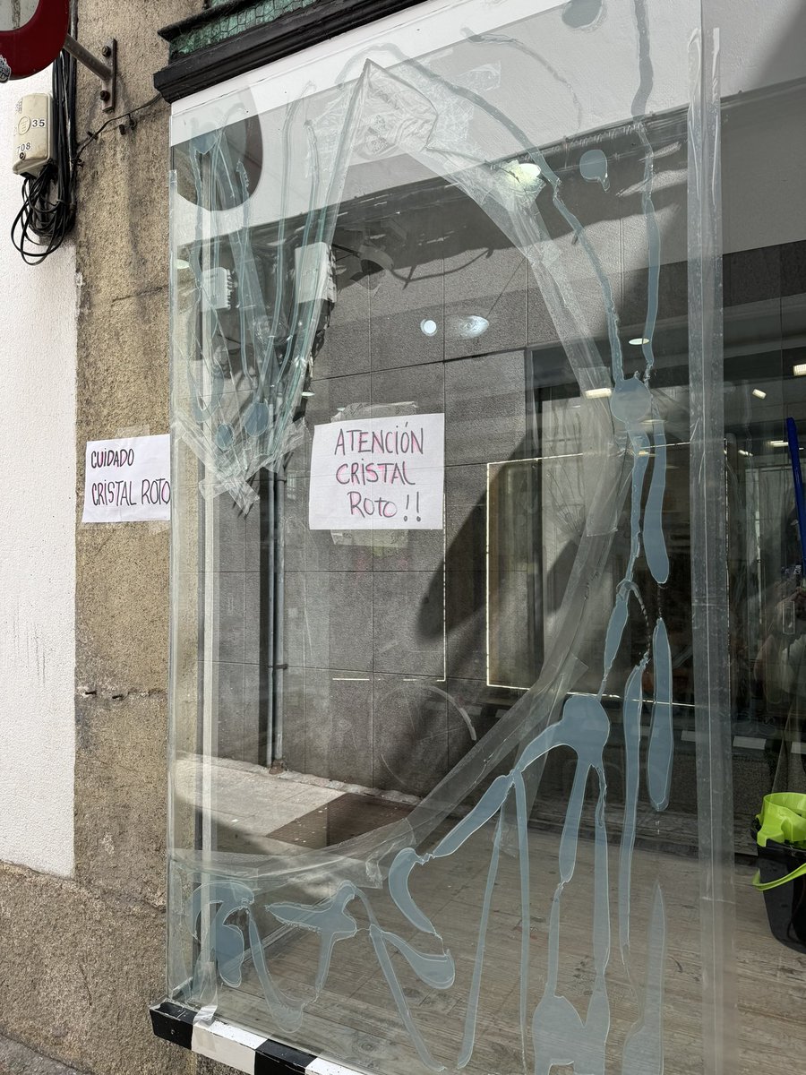 Una de las tiendas de San Andrés amaneció hoy con el escaparate destrozado. Todo ocurrió durante la madrugada de este domingo, cuando un hombre y una mujer intentaron entrar a robar. La alarma de la tienda y los gritos de una vecina evitaron que se produjera el robo #VDAC