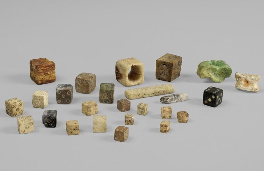 🎲 Du simple jeu au message des dieux, les dés en os, bronze et ambre du musée d’Archéologie nationale dévoilent une histoire millénaire.
✒️Par Thierry Dechezleprêtre, 
👉 bit.ly/Un-objet-à-la-…