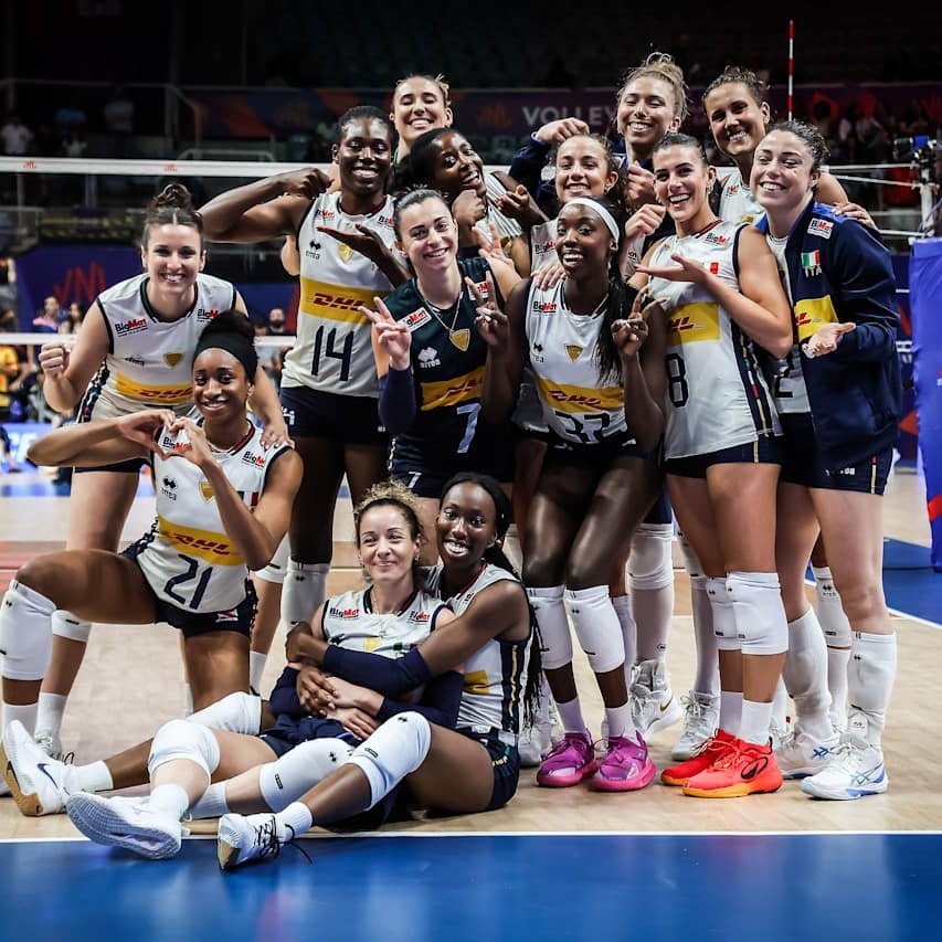 🛡️VNL 1.Haftasında En İyi Pozitif Manşet Yüzdesine Sahip Takımı İtalya oldu.

🇮🇹 İtalya %58 pozitif (209 manşet 10 hata)
🇯🇵 Japonya %57 pozitif (180 manşet 7 hata)
🇵🇱 Polonya %52 pozitif (295 manşet 9 hata)
🇹🇷 Türkiye %52 pozitif (310 manşet 14 hata)
🇷🇸 Sırbistan %50 pozitif (345