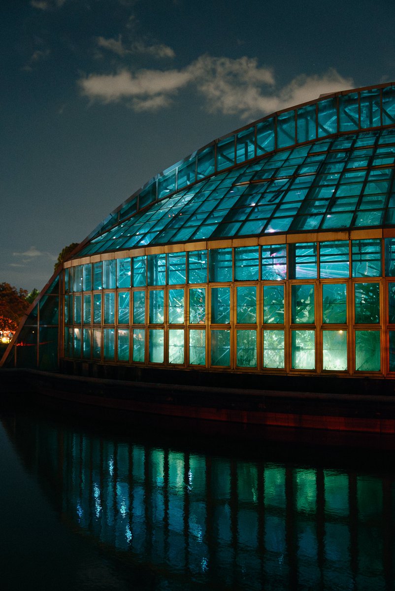 #LIGHTCYCLESKYOTO は
雨の日でも安心してお楽しみいただけます✨

日本最大級の観覧温室で繰り広げられる没入型マルチメディア体験。

光と音が織りなす4つのゾーンで、植物の隠れた魅力を五感で体感いただけます。
屋内だから天候を気にせず、ゆっくりとお過ごしください☔️

#ライトサイクル京都