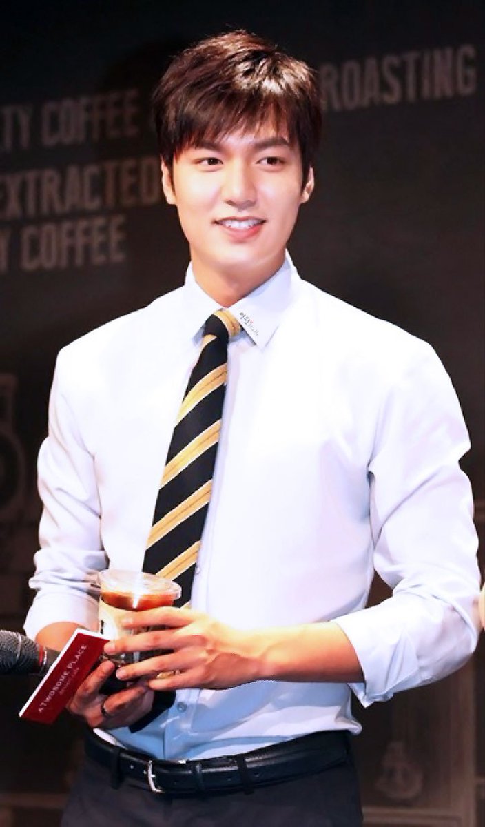 Hwendy2022's tweet image. Happy Monday🤎
Let&apos;s have a sweet coffee date with the handsome Coffee Prince, who exudes a sweet and charming aroma☕️🍰
#LeeMinHo 
#ATwosomePlace