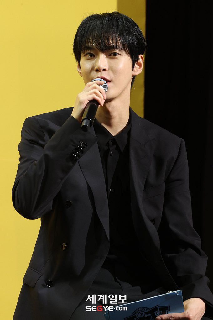 <a href="/ningyizuou/">% NING。🪶</a> Daniel melihat Naya dan menggangguk pelan lalu melihat ke arah luar gedung melihat betapa sibuknya para Kakuseisha memarkirkan kendaraan. Daniel pun mengangkat mic lalu berkata,
“Wah ramai sekali Kakuseisha yah kalau dilihat dari sini seperti semut semut bertebaran yah? 

-c-