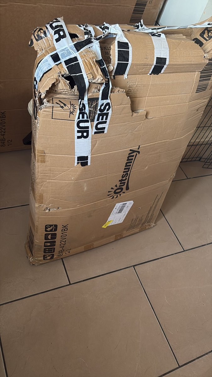 INADMISIBLE <a href="/SEUR/">SEUR</a> 

Ver com el repartidor literalmente tira el paquete de la furgoneta al suelo, se le cae antes de llegar a mi puerta y ni unas disculpas por su parte.

Si no te gusta tu trabajo déjalo, pero los clientes no tenemos culpa!

Servicio pésimo y cada día peor..🤬🖕