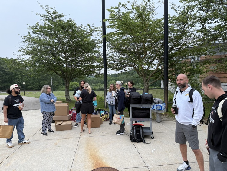 And they're off! Our Grade 7 students are venturing down to NYC for their class trip! Have a safe and wonderful time 💜💛