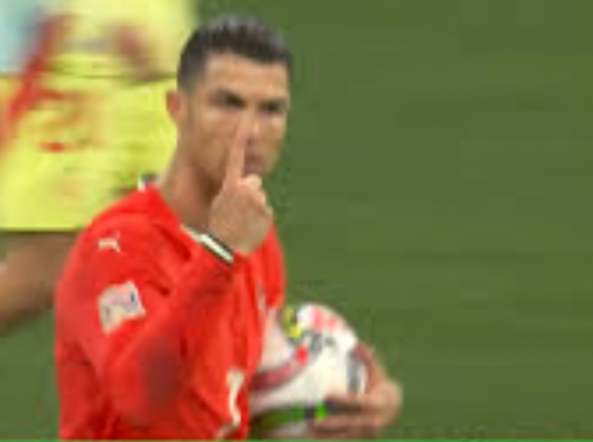 عندما يستهدف كريستيانو بطريقته الصبيانية وهو في عمر 40 سنة لشاب بعمر 17 سنة حديث على البطولات  معنى ذلك كم من الأرق والانزعاجات النفسية  قد سبب له يامال .
تذكر يا رونالدو .
عندما يصل يامال الى عمرك سيتخطاك بآلاف من السنين الضوئية انت وتأريخك