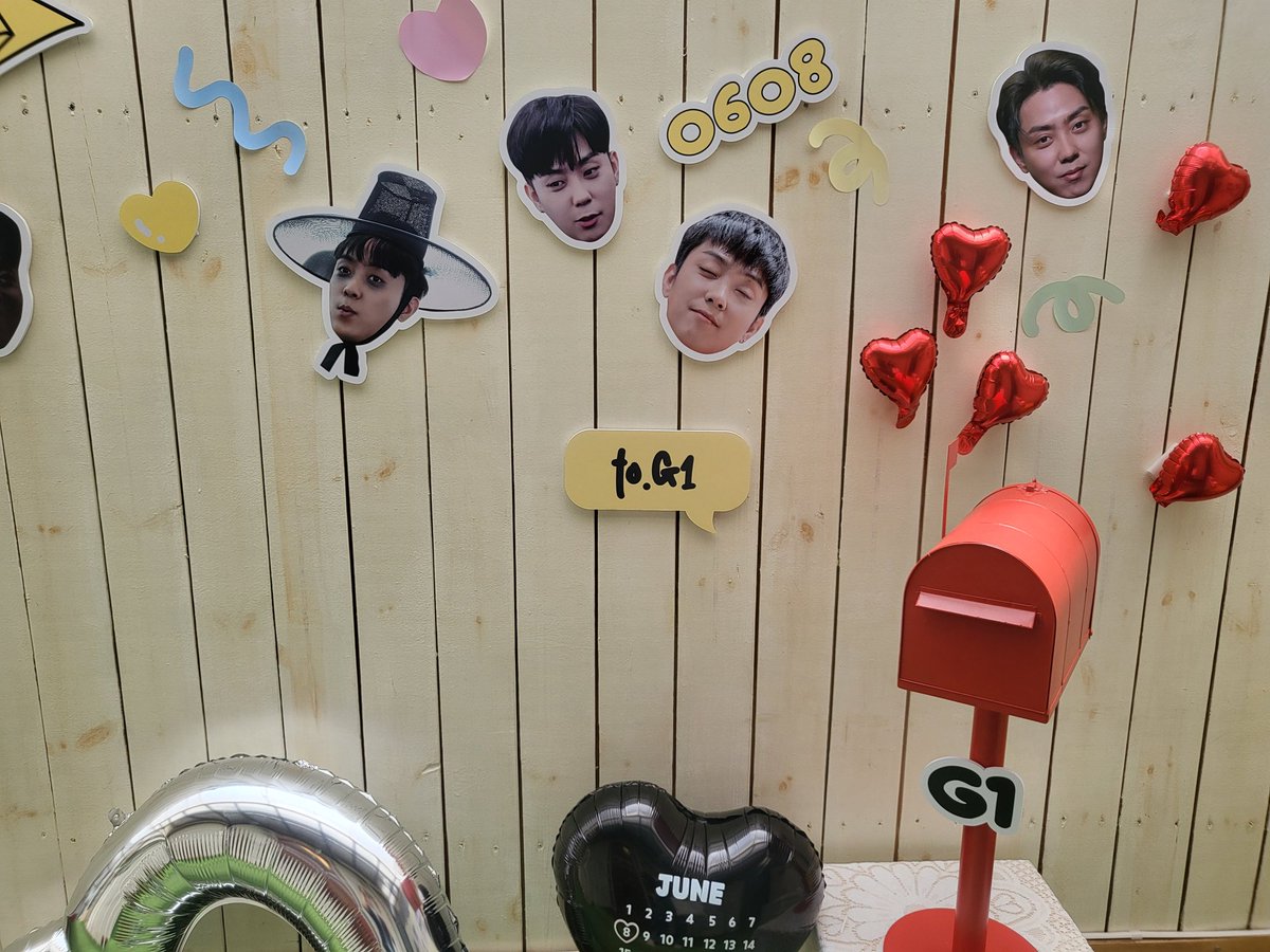 생카 열어주셔서 감사합니다 진짜 나오기 싫을 정도로 좋았고 오랜만에 넘 행복했음 덥고 배고파서 쿠키도 커피도 보틀음료도 순삭 남은 쿠키는 얼려서 보관해야지 헤헷 사진 넘 예뻐서 많이 찍어옴 
#은지원 #eunjiwon #G1
#WILL_ALWAYS_BE_HERE_FOR_G1