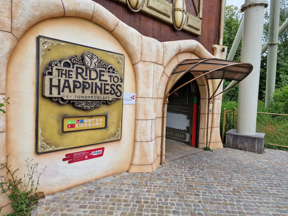 plopsadventures's tweet photo. Plopsaland breidde enkele dagen geleden het Express Pass systeem uit. In het park werd hiervoor bij elke attractie waar het pasje geldig is een nieuw bordje opgehangen. Ook in de toiletten maakt men er reclame voor op affiches. https://t.co/Q8zI5t6PAu