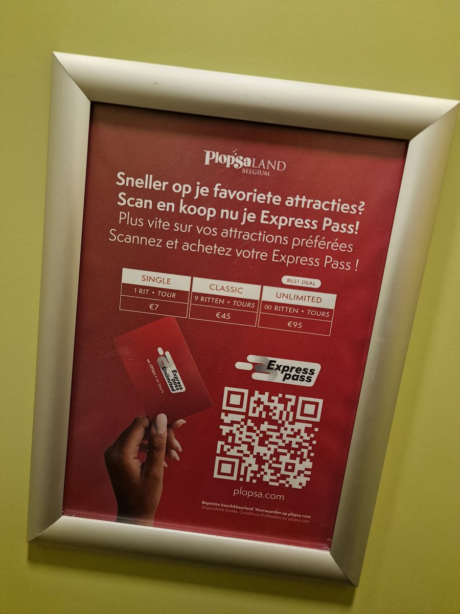 plopsadventures's tweet photo. Plopsaland breidde enkele dagen geleden het Express Pass systeem uit. In het park werd hiervoor bij elke attractie waar het pasje geldig is een nieuw bordje opgehangen. Ook in de toiletten maakt men er reclame voor op affiches. https://t.co/Q8zI5t6PAu