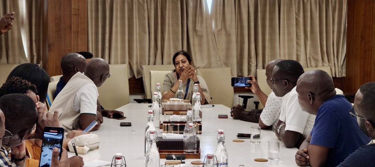 BSEIndia's tweet photo. Kamala K, CRO, BSE, interacted with a delegation of journalists from Eastern and Southern Africa at the BSE.

They rang the iconic BSE bell at the BSE International Convention Hall and clicked pictures with the BSE bull.

#BSE #BSEIndia #BSEBull #BSEVisit https://t.co/91oeX5DQw7
