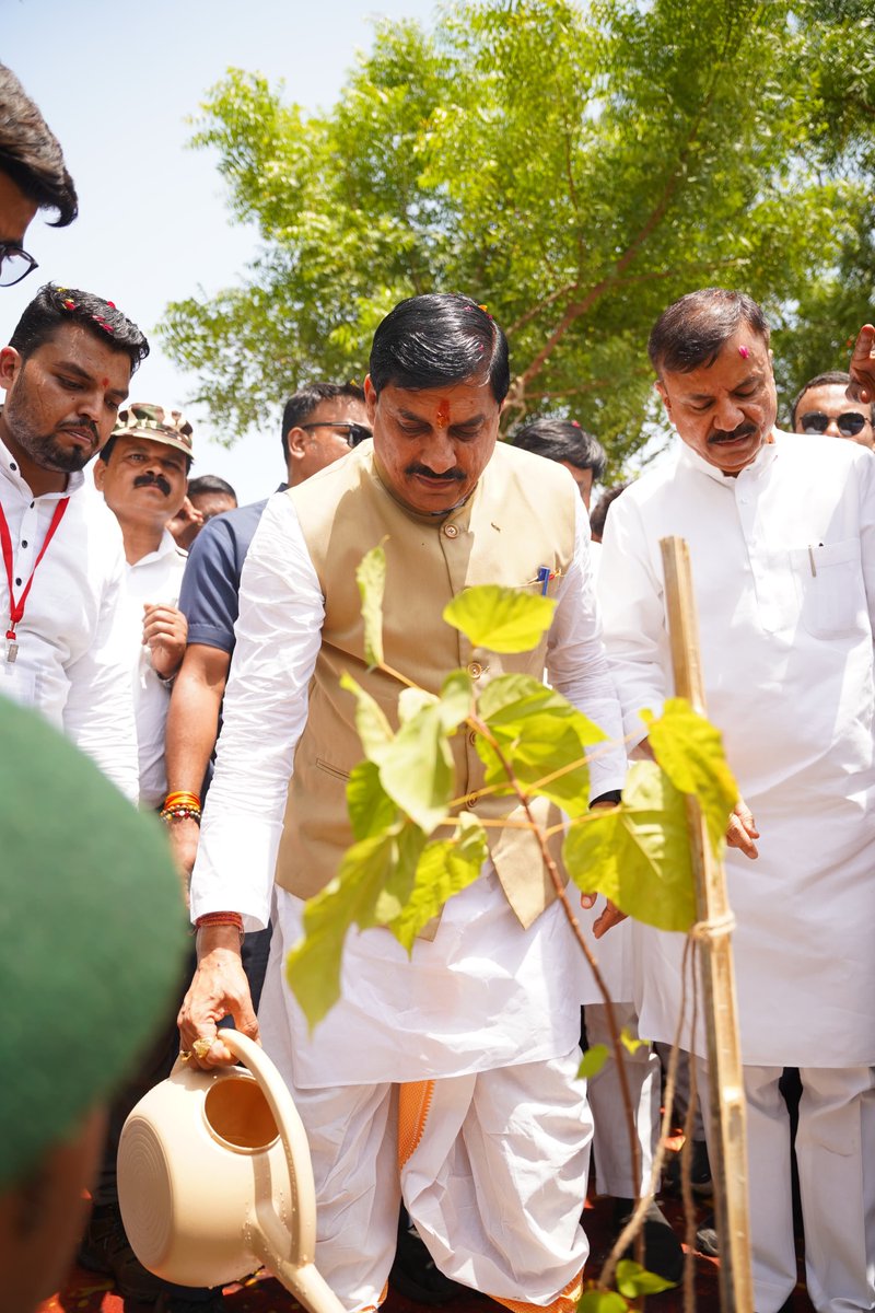 मुख्यमंत्री डॉ. मोहन यादव ने गाडरवारा जिला नरसिंहपुर में आयोजित कार्यक्रम में सहभागिता कर #एक_पेड़_माँ_के_नाम  अभियान के अंतर्गत तालाब परिसर में सिंदूर का पौधा लगाया।

<a href="/DrMohanYadav51/">Dr Mohan Yadav</a> 
<a href="/CMMadhyaPradesh/">Chief Minister, MP</a> 
<a href="/minforestmp/">Department of Forest, MP</a> <a href="/environment_mp/">Environment Department, MP</a> 
#JansamparkMP #Narsinghpur