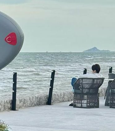 DancersRaine's tweet image. @mynameisnanon may shine on stage and screen, but off-cam he’s a soft-spoken introvert who finds peace in solitude. 🧸✨
Just another reason to love his quiet charm. 🤍 #NanonKorapat #IntrovertEnergy