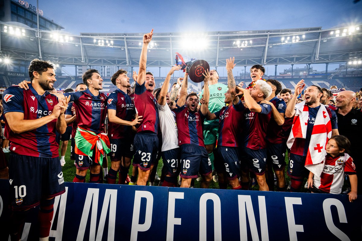LevanteUD's tweet photo. 🔙 Apenas se cumple una semana desde que finalizó @LaLiga2 para el #LevanteUD, pero seguimos con los sentimientos a flor de piel. 🏆💙❤

Aquí tienes un resumen de lo que ha sido la temporada. 💫🐸

👉 https://t.co/xxnpTF0UF9 https://t.co/hN7resC2kC