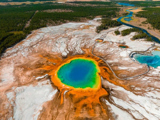BestPhotosEver's tweet photo. La Gran Fuente Prismática del Parque de Yellowstone (EEUU), son 100% naturales. Es una fuente de aguas termales 🌡️🌊. https://t.co/pQiZHapgAH