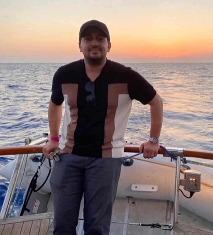 مش شاغلني كل طاقم السفينة مادلين لأن دولهم الأوروبية هتحميهم وهيرجعوا سالمين بإذن الله 
اللي شاغلني هذا الحر الشريف الصحفي المصري الذي يعمل لدي قناة الجزيرة "عمر فياض" الذي كان ضمن طاقم السفينة 
الله يغنمك السلامة يا عمر