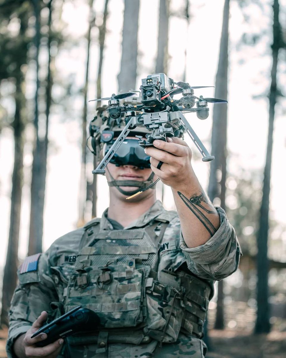 ZoneKrieg's tweet photo. Soldaten des 75. US-Ranger-Regiments während einer Ausbildung zur Steuerung von #FPV -Drohnen

Dezember 2025

#USA #Military https://t.co/U8jHo9MrD4