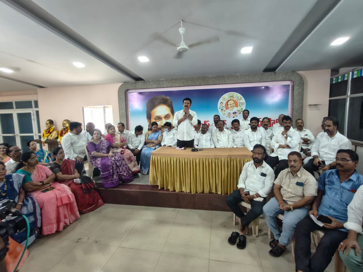 KKRaju_ysrcp's tweet image. *కార్యకర్తలకు ఎల్లప్పుడూ అందుబాటులో ఉంటా - రాజ్యసభ సభ్యులు శ్రీ గొల్ల బాబురావు గారు..* 
 మద్దిలపాలెం , కృష్ణ కాలేజ్ రోడ్డులో గల పార్టీ  కార్యాలయంలో పి.ఎ.సి సభ్యులు, రాజ్యసభ సభ్యులు గొల్ల బాబు రావు గారి ఆధ్వర్యంలో ఆత్మీయ సమావేశం ఏర్పటు చేయడం జరిగింది.
#kkraju