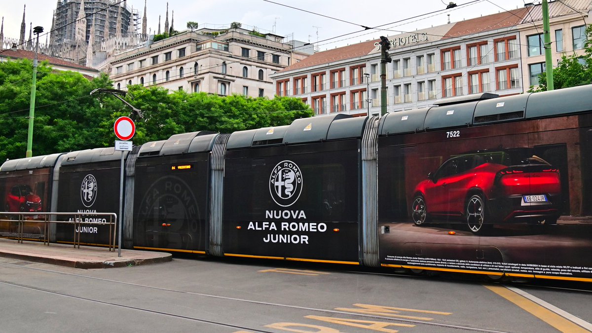 Un tram dedicato ad #AlfaRomeoJunior attraversa Milano, rinnovando il legame con la città che ha ispirato il suo carattere.Compatta, sportiva, nata per la città: con 40.000 ordini in 38 Paesi, ora porta il suo stile anche sui binari milanesi.
media.stellantis.com/it-it/alfa-rom…
#AlfaRomeo
