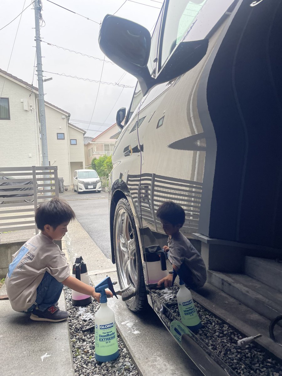 どうしよ
インドア派の息子がタイヤ洗ってる‼︎

パパくそ嬉しいです👍

いつか一緒に本気で　#洗車したい