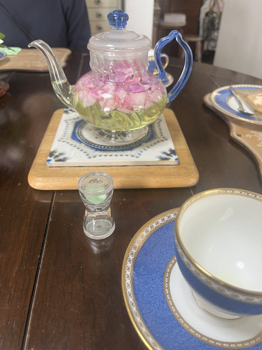fsxkoho's tweet photo. いつかの美味しいお茶😋
バラ🌹は虫が付きやすい植物ですが、消毒をしてしまうとフレッシュなお茶を楽しむことはできなくなるので、毎朝1時間かけて手で虫を取っている（移動させる）という、貴重な薔薇を贅沢にいただきました！

#VBコスメおしぼり
#yuica
#おしぼりのある風景 https://t.co/pn9nFhwY2q