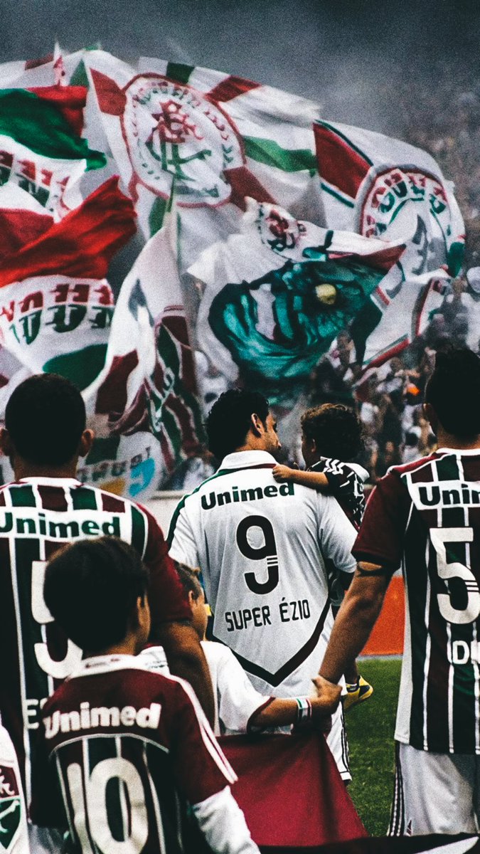 Namoral, me amarro nessa foto....

-Time entrando em campo com o pó de arroz e as bandeiras da Young ao fundo. (Essa do Duende é muito Foda).

- Fred vestindo a camisa 9 escrito "Super Ézio" homenageando nosso ídolo dos anos 90 que havia falecido há pouco tempo.