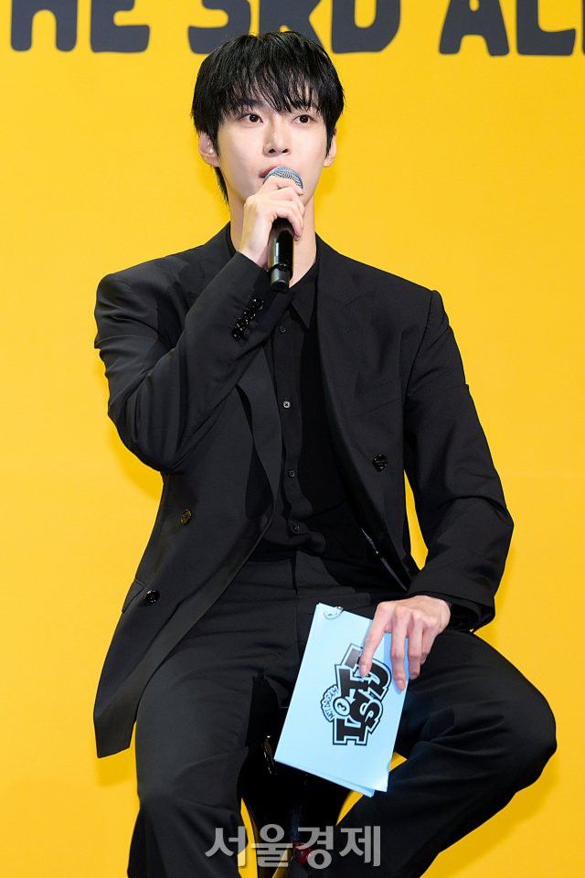 <a href="/ningyizuou/">% NING。🪶</a> - 
Kami sudah menyiapkan photobooth spesial untuk kalian, kalo bisa ramai ramai sesama Kakuseisha berfoto yaa, atau mau ajak kami MC ini berfoto boleh,antri yah? " ucap Daniel sambil terkekeh memperhatikan Kakuseisha yang berada di area Photobooth.

(x.com/soioleveling/s…)