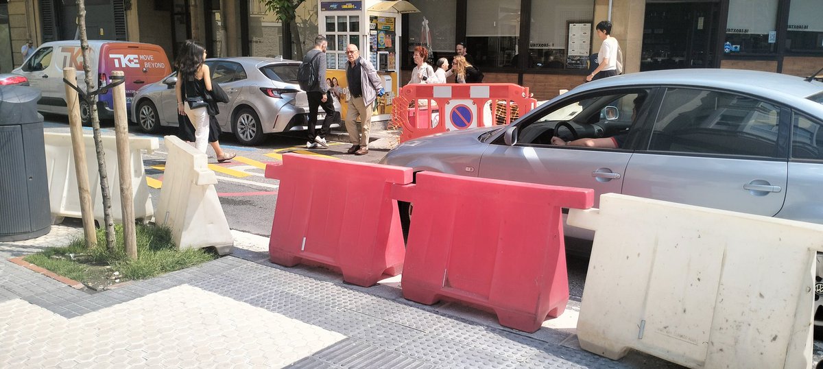 Lanak leku guztietan,
langilerik gabe

Obras por todas partes,
obras sin trabajadores.

🗓️📅📆🗓️🔔

Oinezkoentzako mugikortasuna, non dago?
Donde está la movilidad de los peatones?

💩

Gros