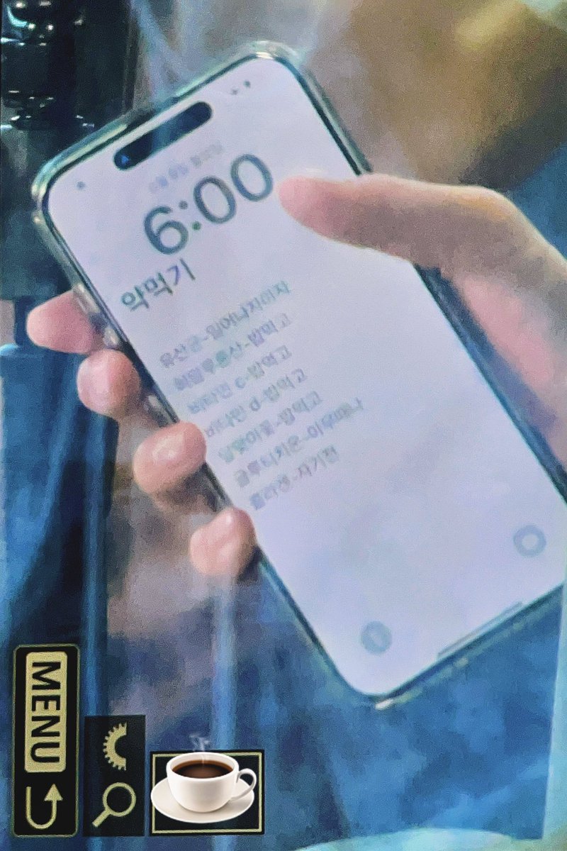 doyoungdateme's tweet photo. Phone background of doyoung ! 

약먹기 ( take medicine) 💊

His vitamin checklist:
•Probiotics
•Vitamin B + C
•Vitamin D
•Omega 3
•Iron
•Lutein
•Other supplements

🥹 even his phone reminds him to take care of himself 🩵 our baby is so precious 🥺 .. please doyoung always stay healthy 🥺
