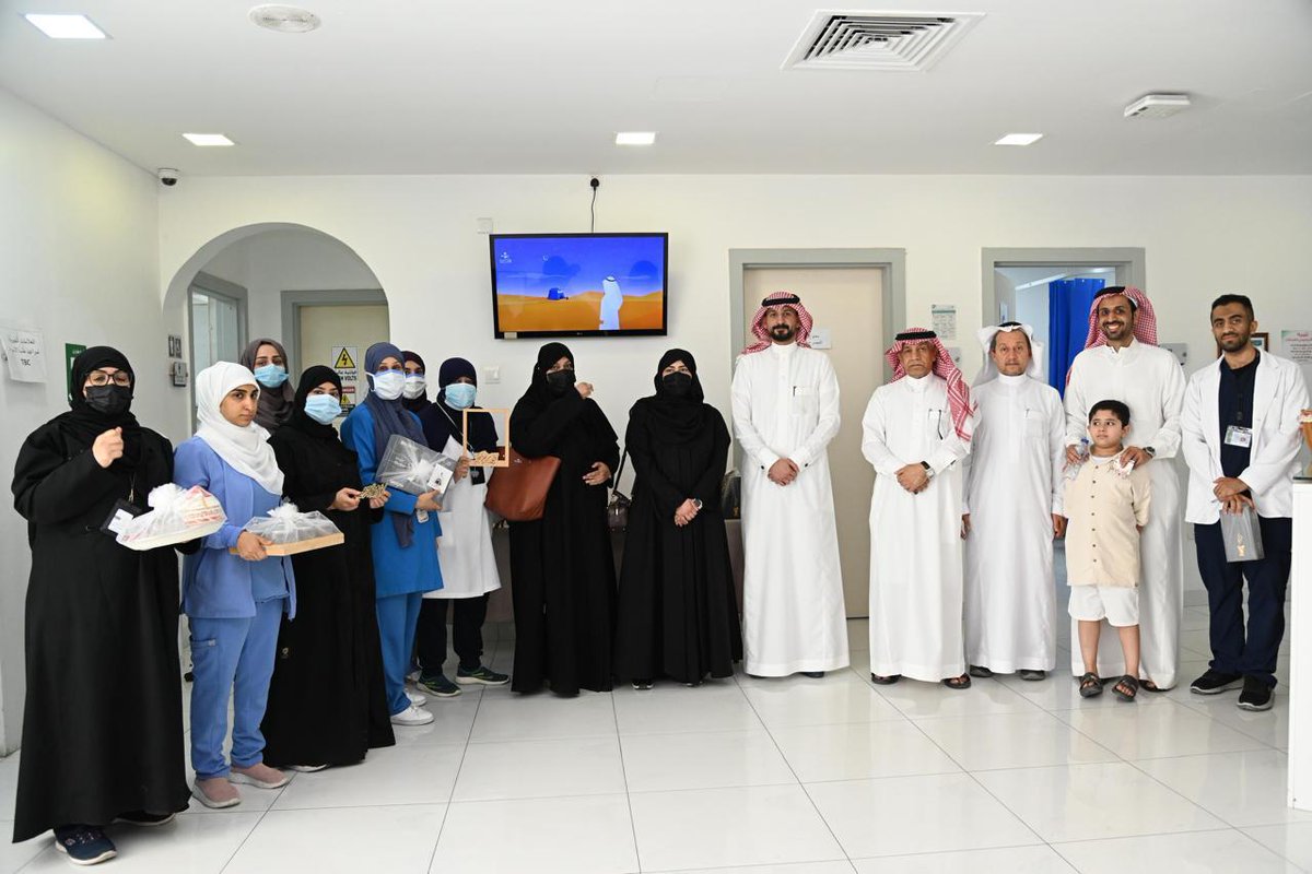 نظّم مركز صحي الجش بـ #القطيف أحد مكونات تجمع الشرقية الصحي، احتفالًا بمناسبة #عيد_الأضحى_المبارك بحضور الإدارة التنفيذية للرعاية الأولية بشبكة القطيف الصحية د. زينب البحار بالتعاون مع لجنة مشاركة المجتمع بالجش وتقديم الهدايا الرمزية