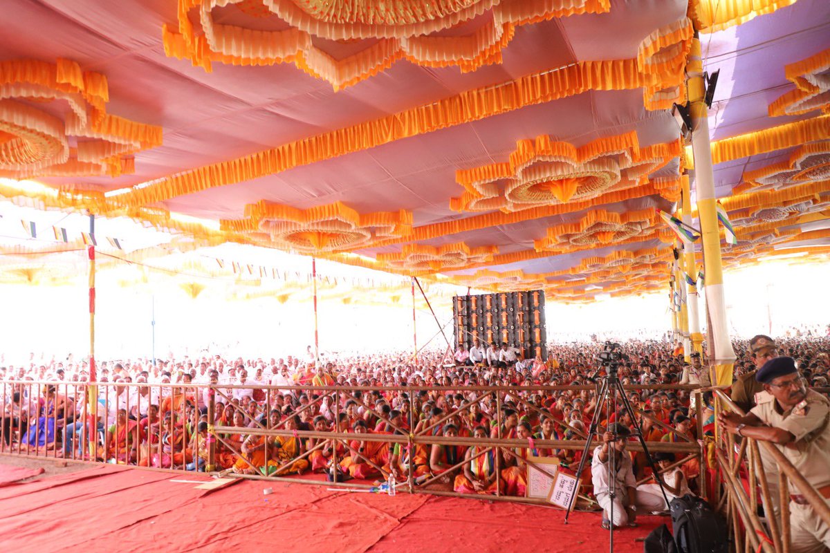 The Hon’ble Governor of Karnataka Thaawarchand Gehlot, participated in the “Jain Conference” organized by the 1008 Bhattaraka Shri Adinath Digambar Jain Samaj Trust in Belagavi. Acharya Shri Gundharanandi Maharaj and several other distinguished dignitaries graced the occasion.
