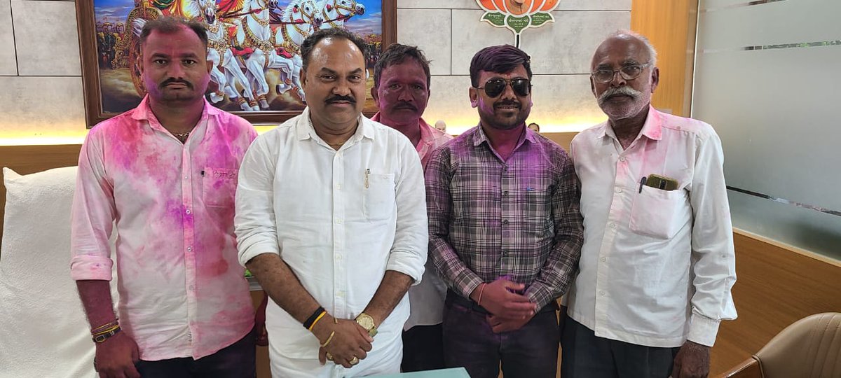 Gautambhaibjp's tweet image. સમરસતાથી સમૃદ્ધિની સફર...
મંગેળા ગામને અભિનંદન!

મારા મત વિસ્તાર તળાજા તાલુકાના મંગેળા ગામની ગ્રામ પંચાયત સમરસ થવા બદલ મારા જનસંપર્ક કાર્યાલય તળાજા ખાતે સમરસ સરપંચ બનવા બદલ શ્રી વિશાલભાઈ બળદેવભાઈ ખેર ને અભિનંદન પાઠવ્યા! સાથે સમગ્ર ગ્રામજનો તથા પદાધિકારીઓને અભિનંદન...(૧/૨)