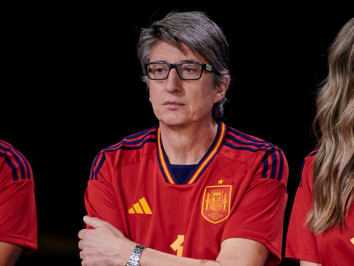 Juan Carlos Rivero no aprendió a pronunciar correctamente Cesc tras 15 años jugando con España, llamándole CEKS, pero en 2 días pronuncia a la perfección HUIJSEN como si hubiese vivido en Amsterdam toda su vida.