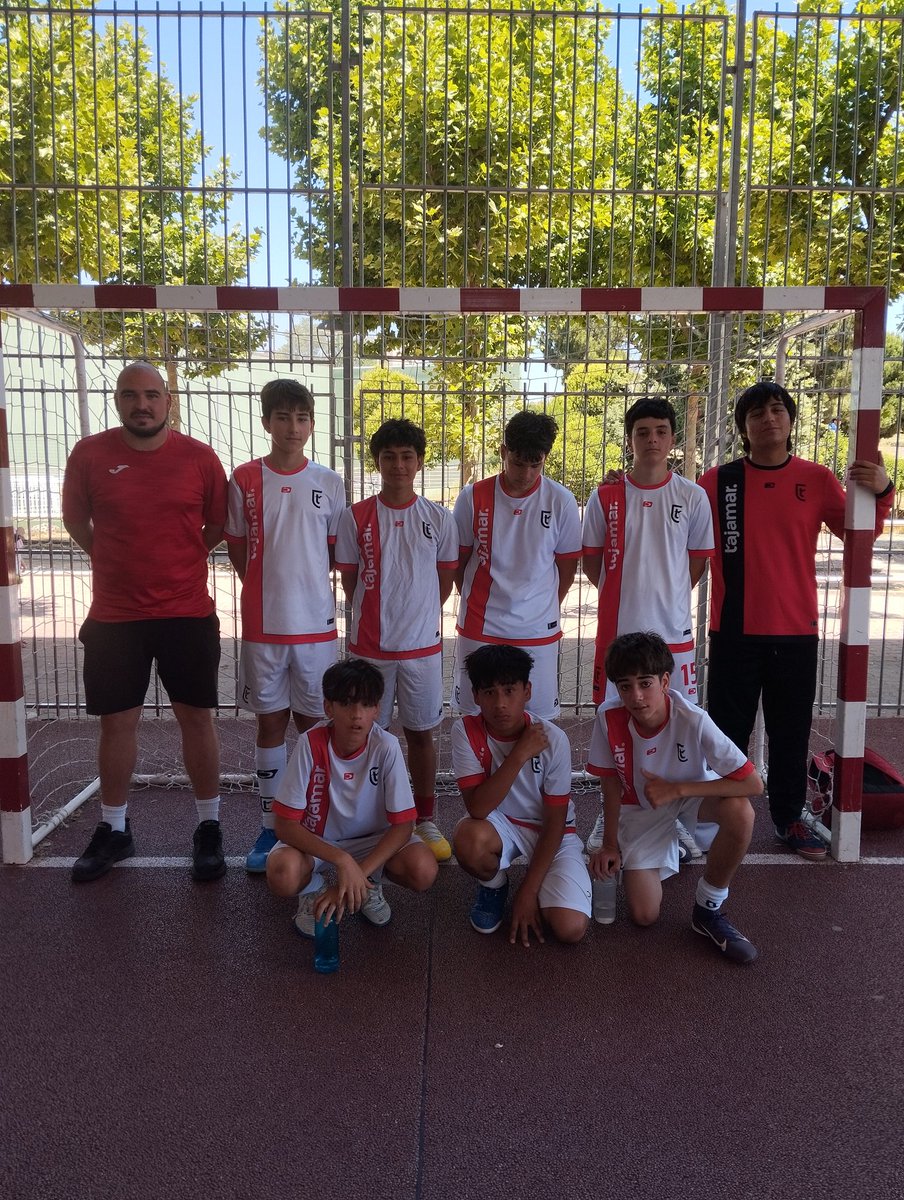 Muy buena temporada del equipo Infantil A de fútbol sala. Ayer quedaron Subcampeones de la Copa Primavera perdiendo en la final por 3-2. En la liga fueron terceros, hasta el último partido tuvieron posibilidades de ganarla. Enhorabuena