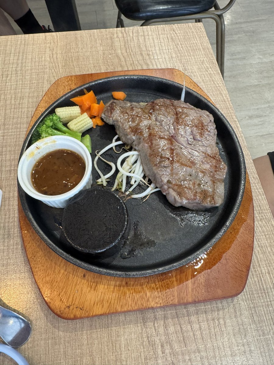 dragonshoh89's tweet photo. #台湾 #高雄 #鳳山区 #西餐 
#牛室炙燒牛排 #beefhouse 
#西式 #中西式 #吃到飽 
#バイキング食べ放題 
#食べ放題 #自助吧 
#自助吧吃到飽 
#チェーン店 #連鎖店 
#高級平價牛排餐廳 
#台湾風ビーフハウス 
#全国チェーン店 
#台式牛排 #平價牛排 https://t.co/xziYgQnrYx