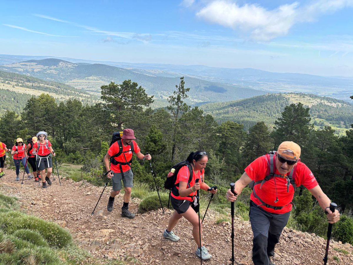 🏔️Tras 9 meses de intensa preparación, el equipo #ReumAneto ha realizado su última salida antes de enfrentarse a la culminación de este reto que pretende dar visibilidad a las patologías reumáticas. 

🥾🎒Esta vez, la elección ha sido el Penyagolosa, con sus 1.813 m de altitud.