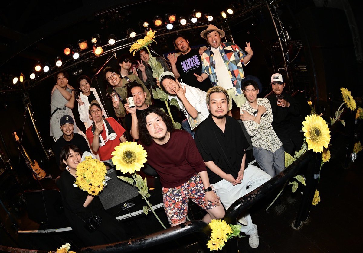 daiju_1021's tweet photo. ／
  #向日葵の日 vol.10 in #出雲APOLLO
＼

とにかくすごい夜でした。
この日出雲APOLLOにいたすべての人が「音楽を楽しむ」という想いでひとつになってました。

主催のあすかさんの10開催分の想い、出雲APOLLOの20年分の想い、積み重ねたものにこそ訪れる奇跡と軌跡を感じました。

感謝しかない。 https://t.co/hKFrOiVP1f