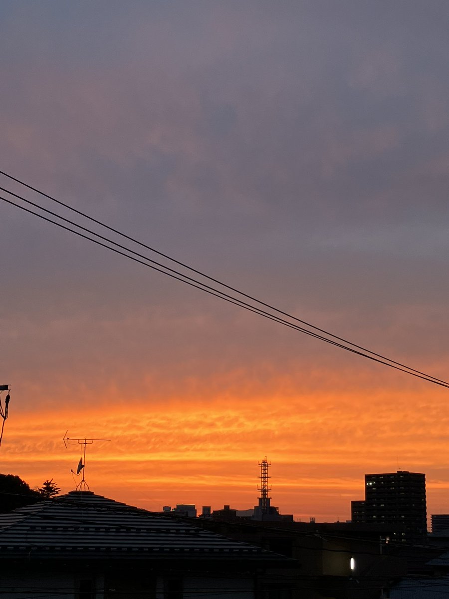 マジックアワー
きらめくオレンジと
淡いラベンダーの雲
 #松江市  #島根県