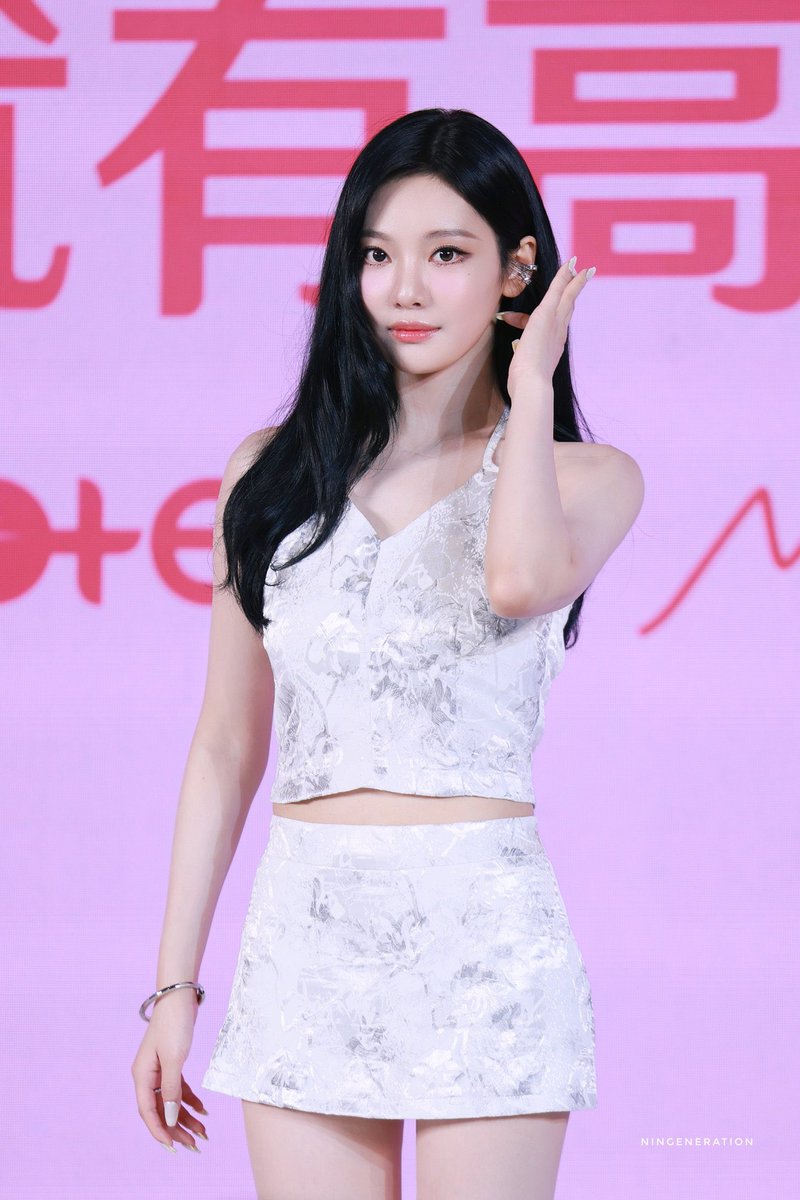 <a href="/bbonakm/">Reina of 2RU ዪ𖠿</a> “Jangan lupa kembali ke sini jam 19:00, siapkan diri kalian sebaik mungkin sebelum kita beneran ‘party’ bareng Shidōsha!” Naya tersenyum ragu, gadis itu pun melanjutkan, “Sampai bertemu lagi~”

Gadis itu pun turun dari atas panggung bersama rekannya, Daniel.