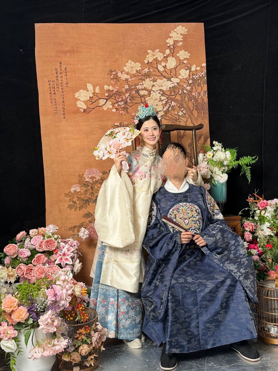 FGAB6_chan's tweet photo. 中国フォトウェディングの良さを普及したい！！！！！というわけで修正してもらう前のお写真でお恥ずかしいですが、載せます🫣
ここから更に修正が入るので多少細くしてもらえたり、法令線を消してもらえたりします✌️(中国の加工技術はすごいゾ🖖)
#上海フォトウエディング https://t.co/Xlv6l6E102