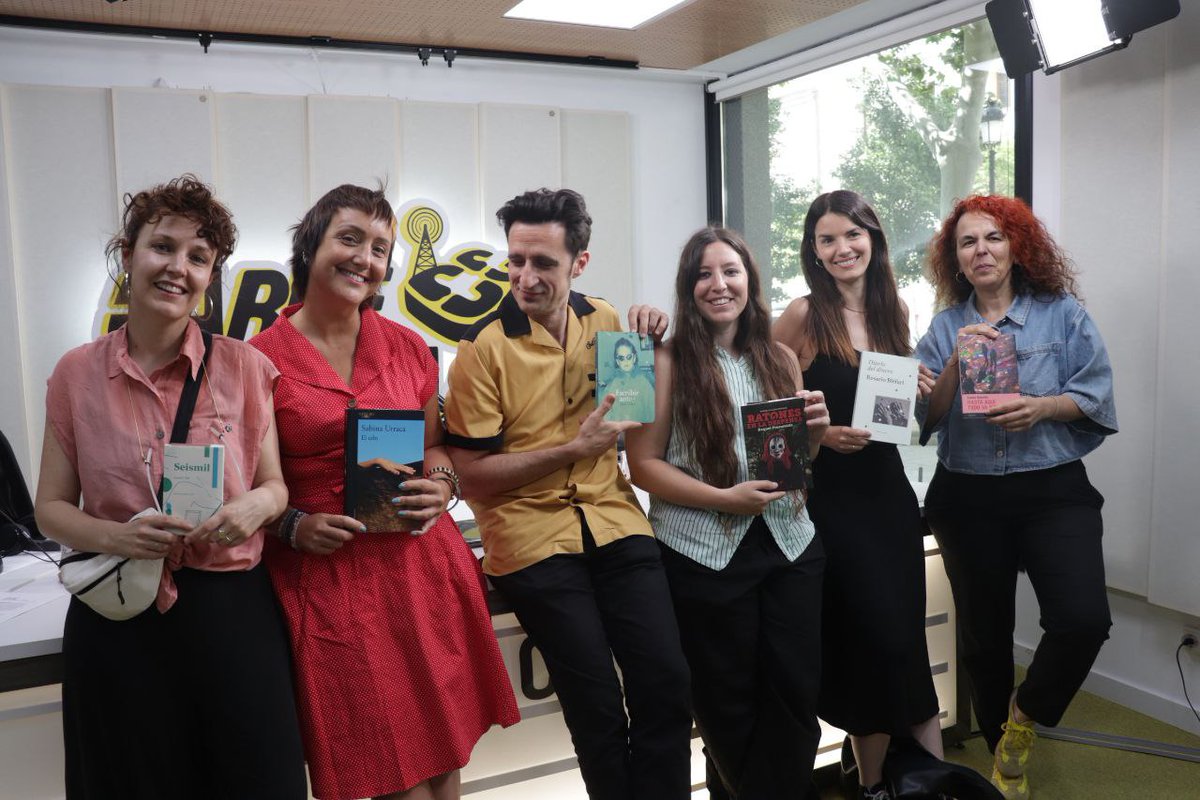 ¿Quieres lecturas para este verano? 📚📚

En este #TOMOYLOMO nos metemos en los mundos de unas escritoras que nos fascinan. La gran <a href="/SabinaUrraca/">Sopapo</a> nos sumerge en "El Celo" y nos lleva hasta <a href="/lauracvela_/">Laura C. Vela</a> con "Seismil".   Y conocemos a <a href="/raquelpresu/">Raquel Presumido</a> y <a href="/estela_sanchis/">Estela Sanchis</a>: