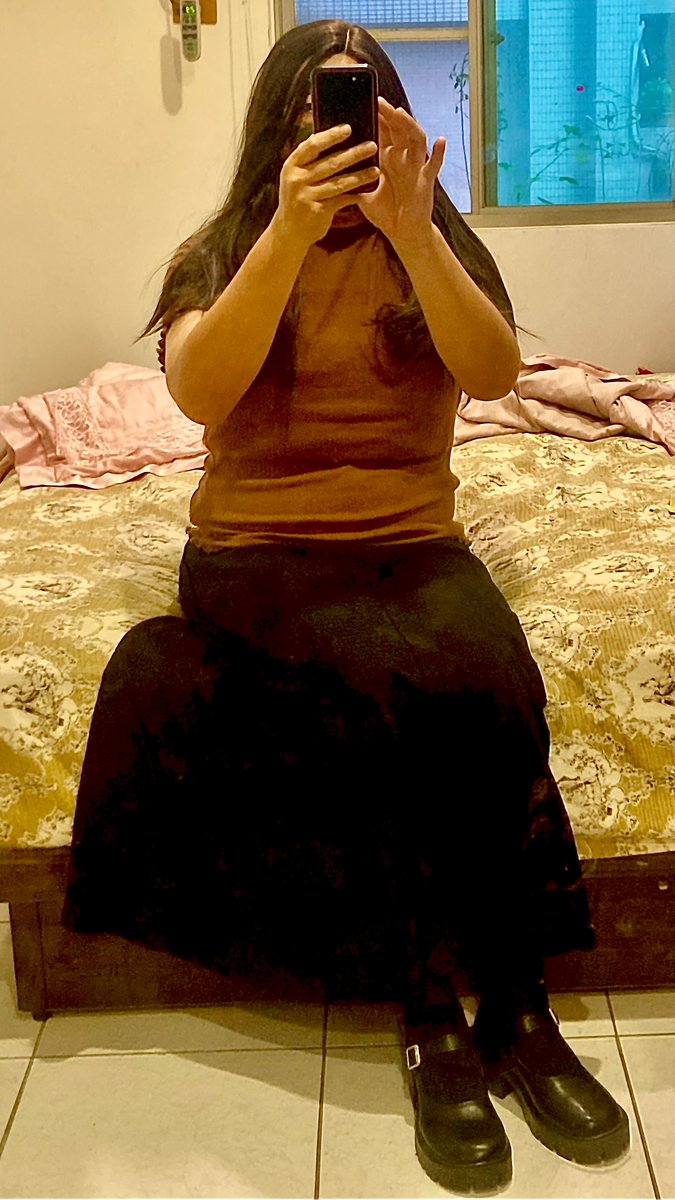 新買的鞋子到了，好軟好好穿，可是我的腿好粗，難過...
阿姨準備要出發去逛夜市囉！