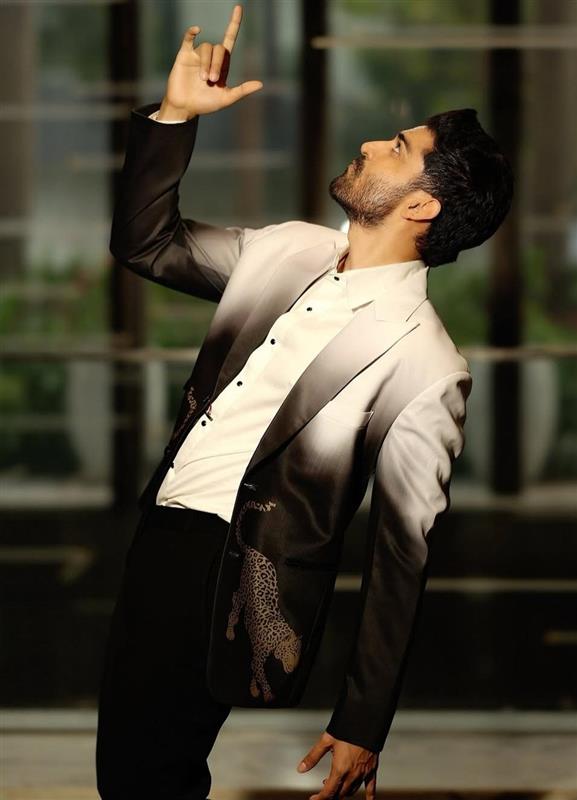 Couldn’t decide between being the villain or the hero, so he wore both 😇😈

#GurmeetChoudhary #VYRLOriginals #Intezaar