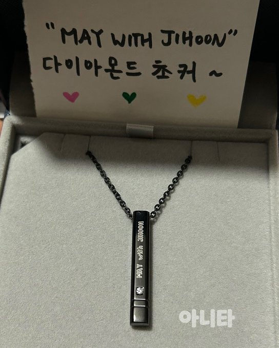 Also I love how jihoon always wears this gift from Mays ❤️ Thank you Jihoon for always thinking about us