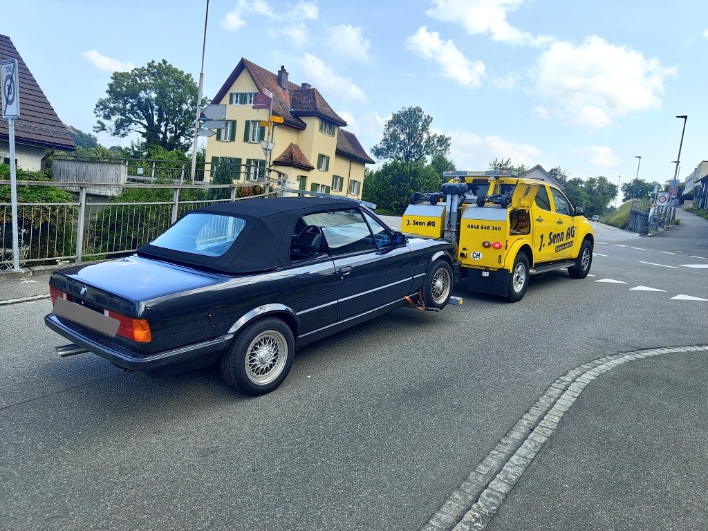 The joys of owning an old BMW...

Finally some nice weather after multiple days of rain and my v-belt decided to commit suicide 🥲