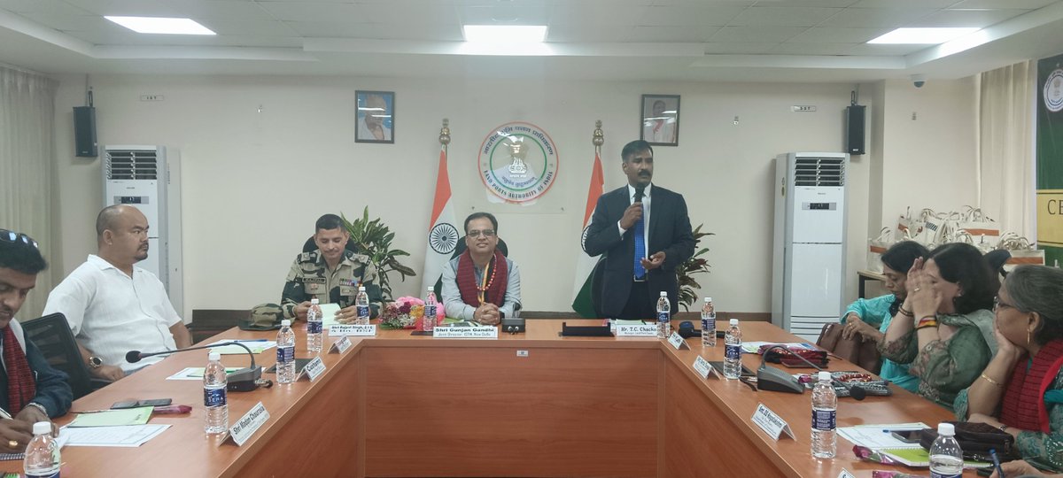 LPAI_Official's tweet image. The officers received a comprehensive briefing on the port’s operations and its strategic role in facilitating trade, passenger movement, and uplifting local communities. The delegation appreciated the efforts of #LPAI in strengthening #BorderInfrastructure and connectivity.