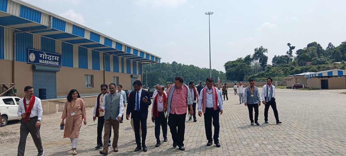 LPAI_Official's tweet image. The officers received a comprehensive briefing on the port’s operations and its strategic role in facilitating trade, passenger movement, and uplifting local communities. The delegation appreciated the efforts of #LPAI in strengthening #BorderInfrastructure and connectivity.